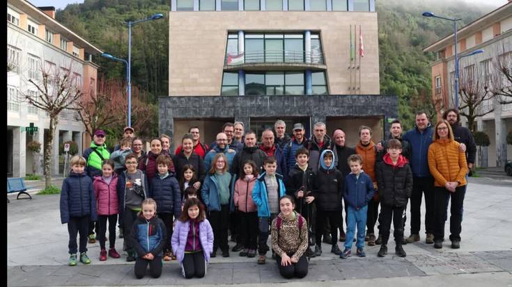 300 haritz-landare landatu dituzte Mendaron Zuhaitz Egunean