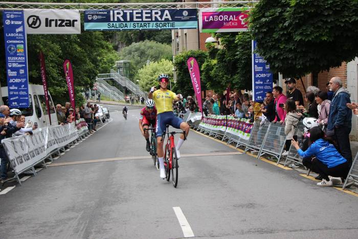 Hector Alvarezek irabazi du Mendaron Gipuzkoako Itzuliko lehenengo etapa, eta lidertza berretsi du