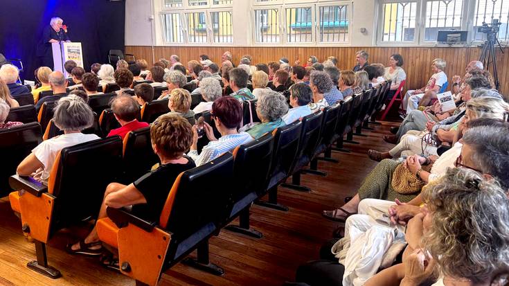 150 lagunetik gora elkartu ziren Toti Martinez de Lezeak Deban eskaini zuen hitzaldian