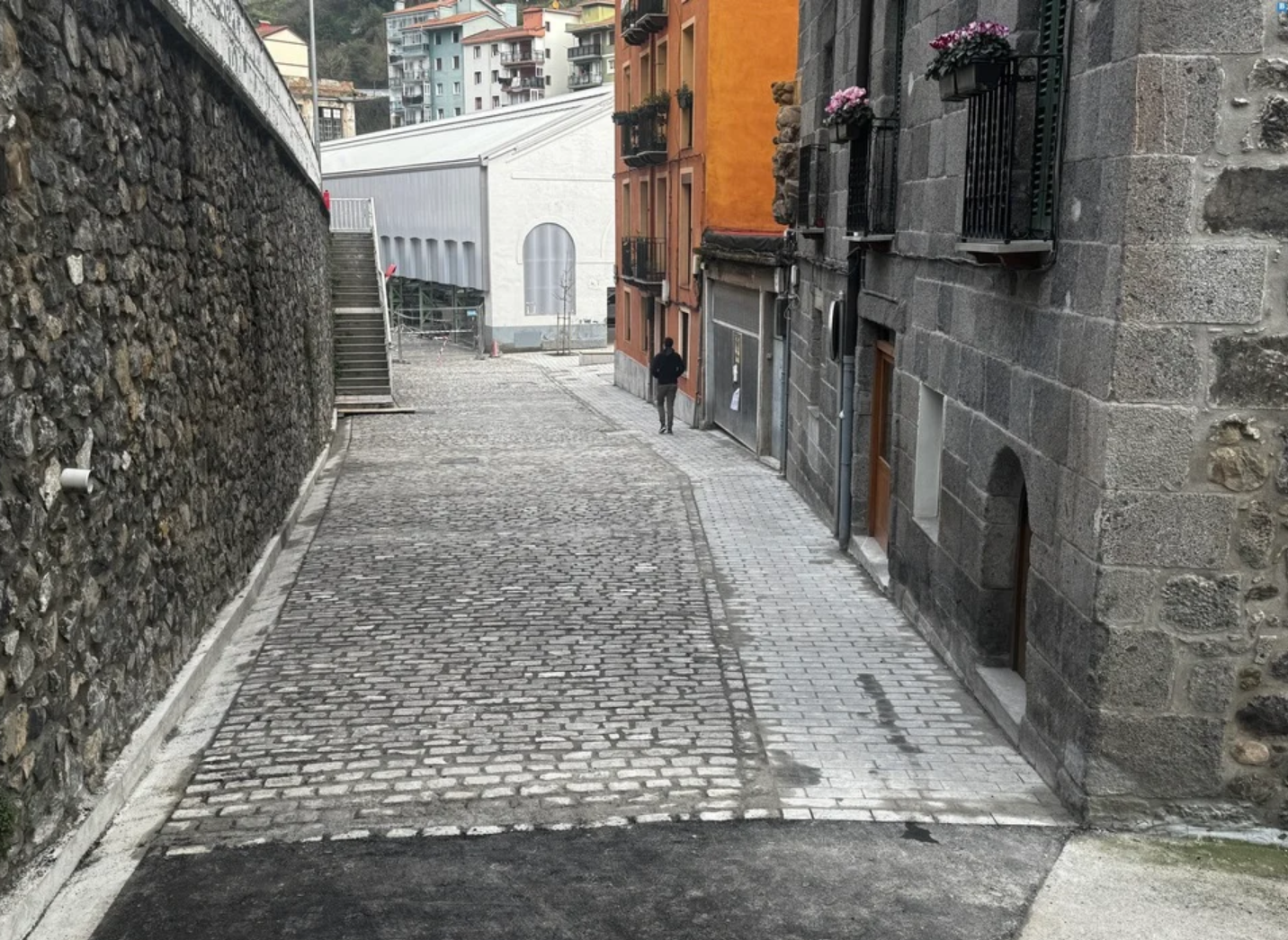 Gaurtik aurrera,  Baltegieta 18 eta 24ko garajeak erabili ahal izango dira eta Gabolatseko zubia ibilgailuentzako zabalduko da