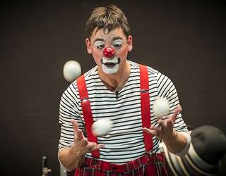 Bi sarrera bikoitz 'Hautsak harrotzen' pailazo ikuskizunerako