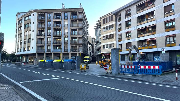 Edukiontziak kokalekuz aldatu dituzte, Gudarien Plazako obrak direla eta