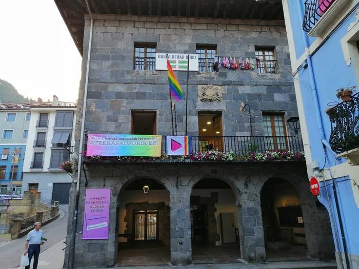 LGTBQI+fobiaren Aurkako Nazioarteko Egunaren harira, adierazpen instituzional adostua eta elkarretaratzerako deia