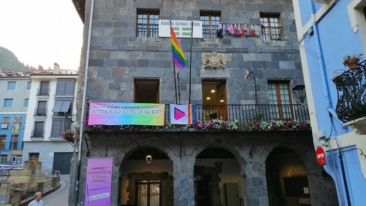 LGTBQI+fobiaren Aurkako Nazioarteko Egunaren harira, adierazpen instituzional adostua eta elkarretaratzerako deia