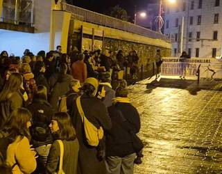 "Biolentzia instituzionalari, autodefentsa feminista" lemapean mobilizatu zen Ermuko Mugimendu Feminista