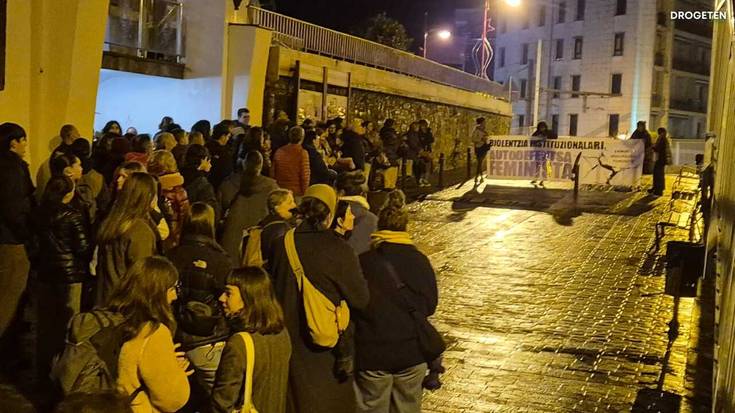 "Biolentzia instituzionalari, autodefentsa feminista" lemapean mobilizatu zen Ermuko Mugimendu Feminista
