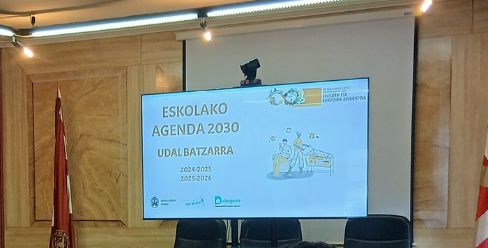 Soraluze BHIko azoka solidarioaren proiektuaren balorazioa aurkeztu da Udalbatzarrean, Eskola Agenda 2030 ekimenaren baitan