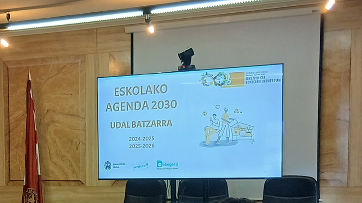 Soraluze BHIko azoka solidarioaren proiektuaren balorazioa aurkeztu da Udalbatzarrean, Eskola Agenda 2030 ekimenaren baitan