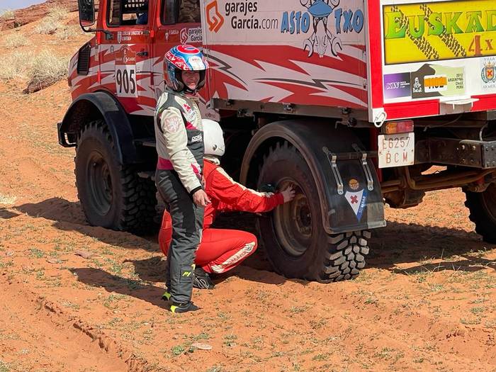 Dakarreko pilotu baten autoa erreskatatu zuen Euskadi 4X4 ekipoak