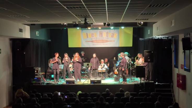 Soraluzeko Musika Eskolako konboek musika beltzean murgilarazi zuten antzokia