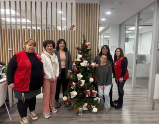 Martxan da kalteberatasun egoeran dauden umeei opariak egiteko 'Gabonetako zuhaitz solidarioa' kanpaina