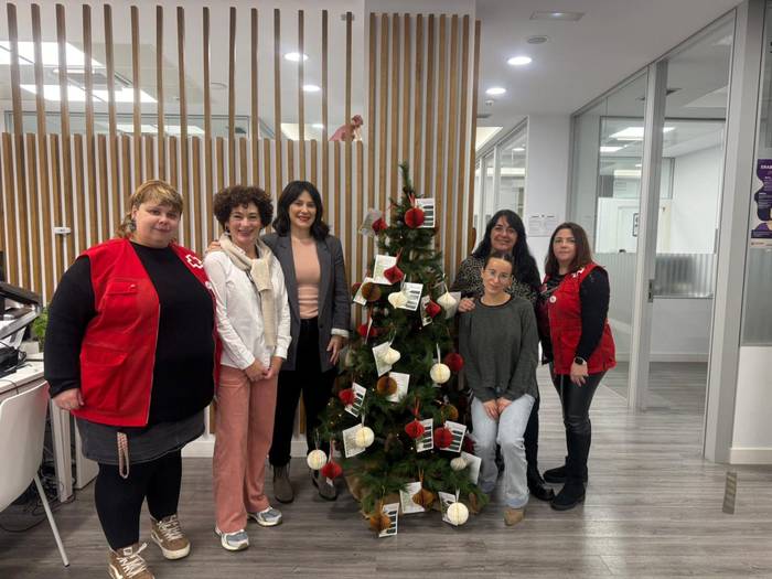 Martxan da kalteberatasun egoeran dauden umeei opariak egiteko 'Gabonetako zuhaitz solidarioa' kanpaina