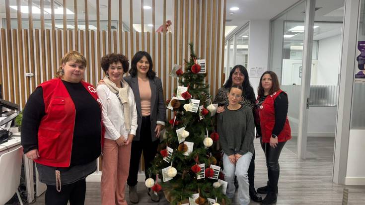 Martxan da kalteberatasun egoeran dauden umeei opariak egiteko 'Gabonetako zuhaitz solidarioa' kanpaina