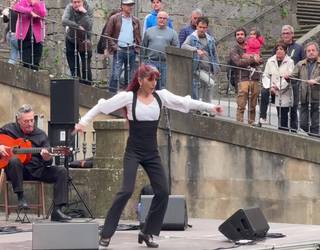 ‘La pulga’ren flamenko emanaldiak jendetza batu zuen Soraluzeko plazara