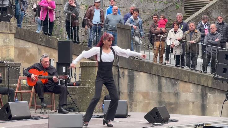 ‘La pulga’ren flamenko emanaldiak jendetza batu zuen Soraluzeko plazara