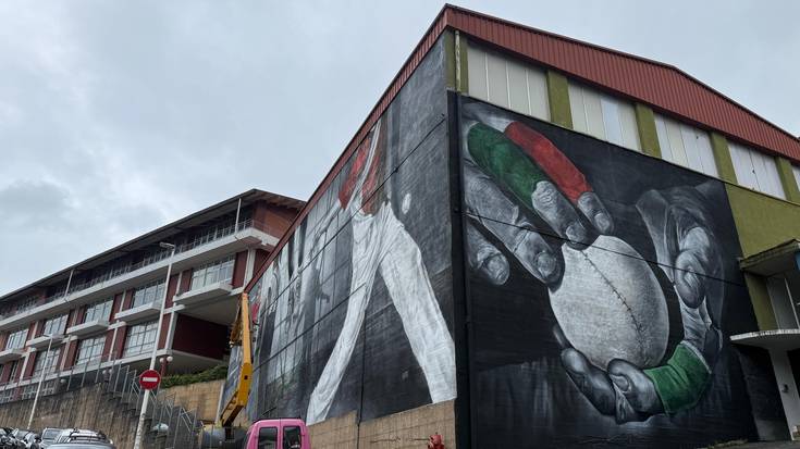 Horma-irudi batekin apaindu dute Ikastolako frontoiaren kanpoaldea