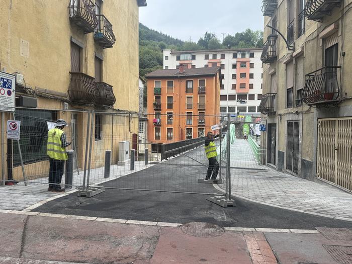 Zabaldu dute oinezkoen pasoa zubian