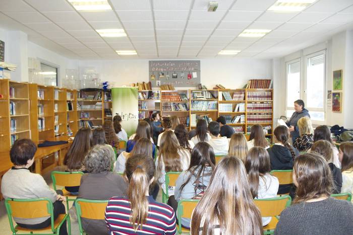 Bihar banatuko dituzte DBHko ikasleen literatur lehiaketaren sariak