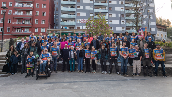 Ermuko Korrikako lekuko eramaleen talde argazkia