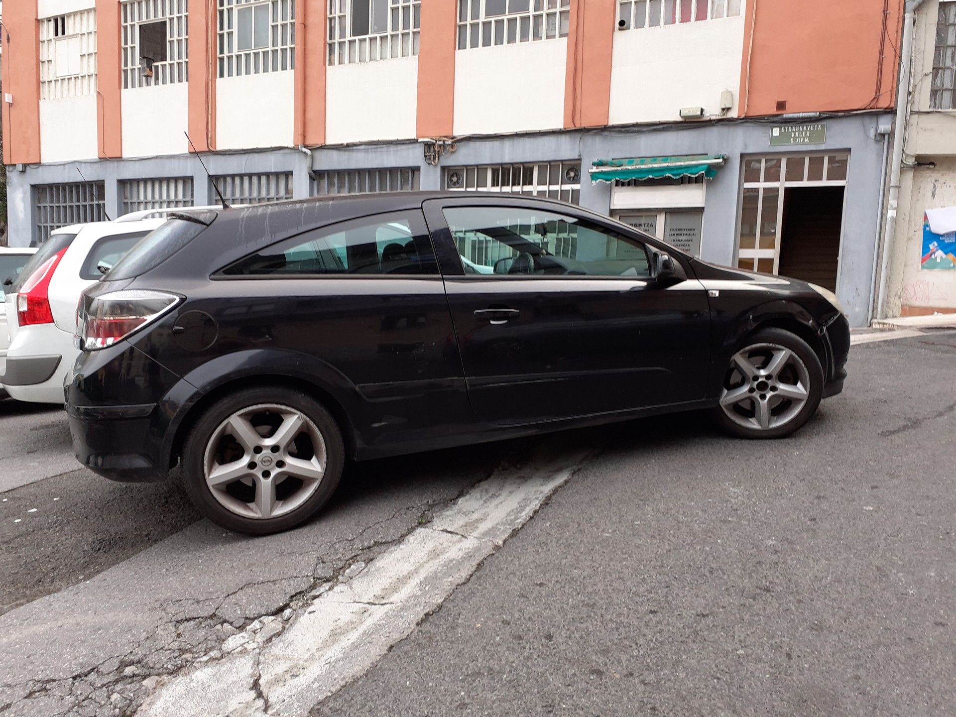 Hainbat egunez, autoa traban