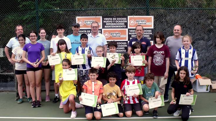 Sariak banatuz amaitu dute ikasturtea tenis elkartekoek