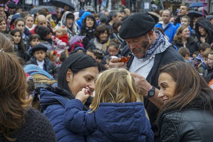 Olentzero eta Mari Domingiren kalejira